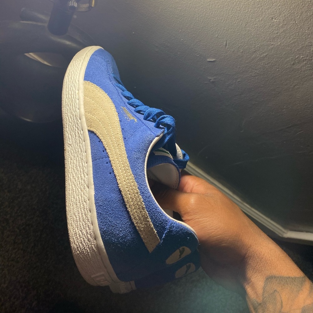 Classic low top pumas , suede . Shoebox included !